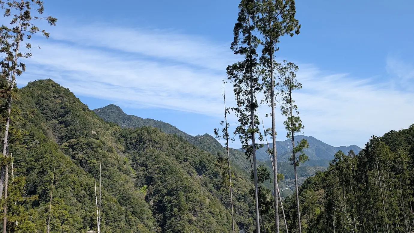 奈良県下北山村、明神池周遊歩道の頂上付近からの展望。遠くに奈良の深い山並みが広がる絶景。