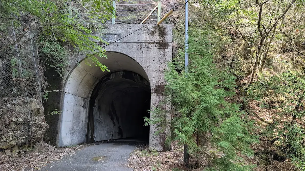 不動七重の滝へ向かう途中にある、岩肌が剥き出しの非常に狭い手掘り風のトンネル。