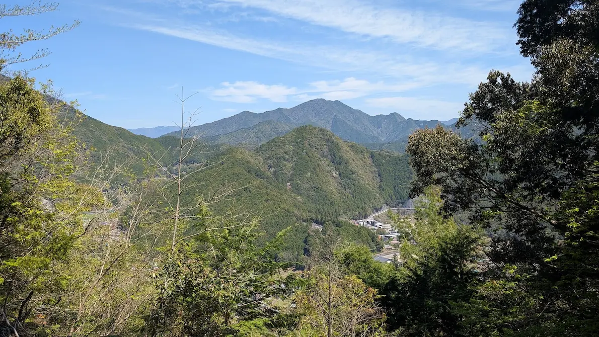 奈良県下北山村、明神池周遊歩道の「やすらぎの丘」展望所からの眺め。幾重にも重なる深い山々と、眼下に広がる村の集落を望む絶景。