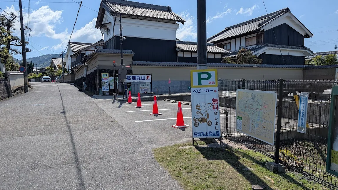 奈良市高畑町にある「高畑丸山駐車場」の入り口とベビーカー無料貸し出しの案内看板