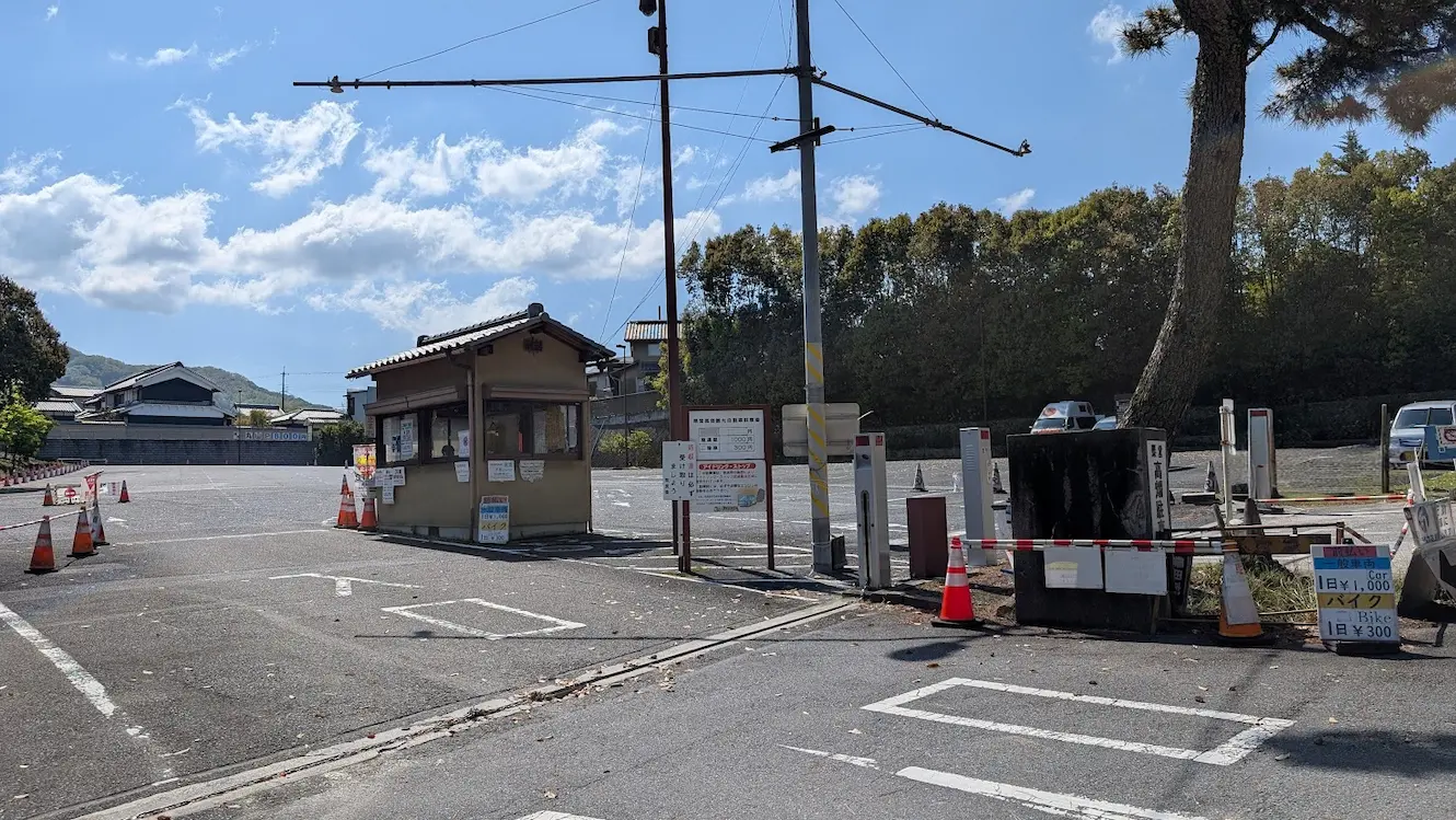 奈良市営高畑観光自動車駐車場の広々としたアスファルト舗装の駐車スペースと管理棟