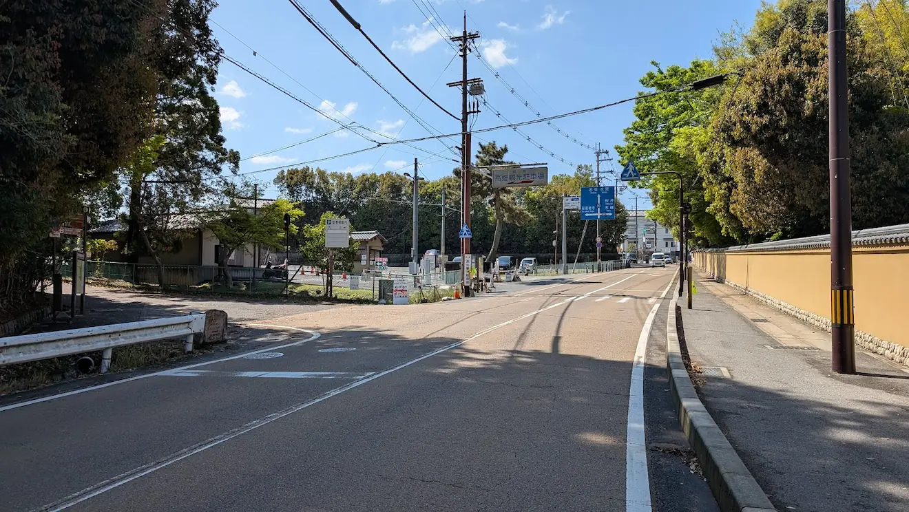 奈良市高畑町にある広々とした「県営高畑観光自動車駐車場」の入り口と周辺道路の風景