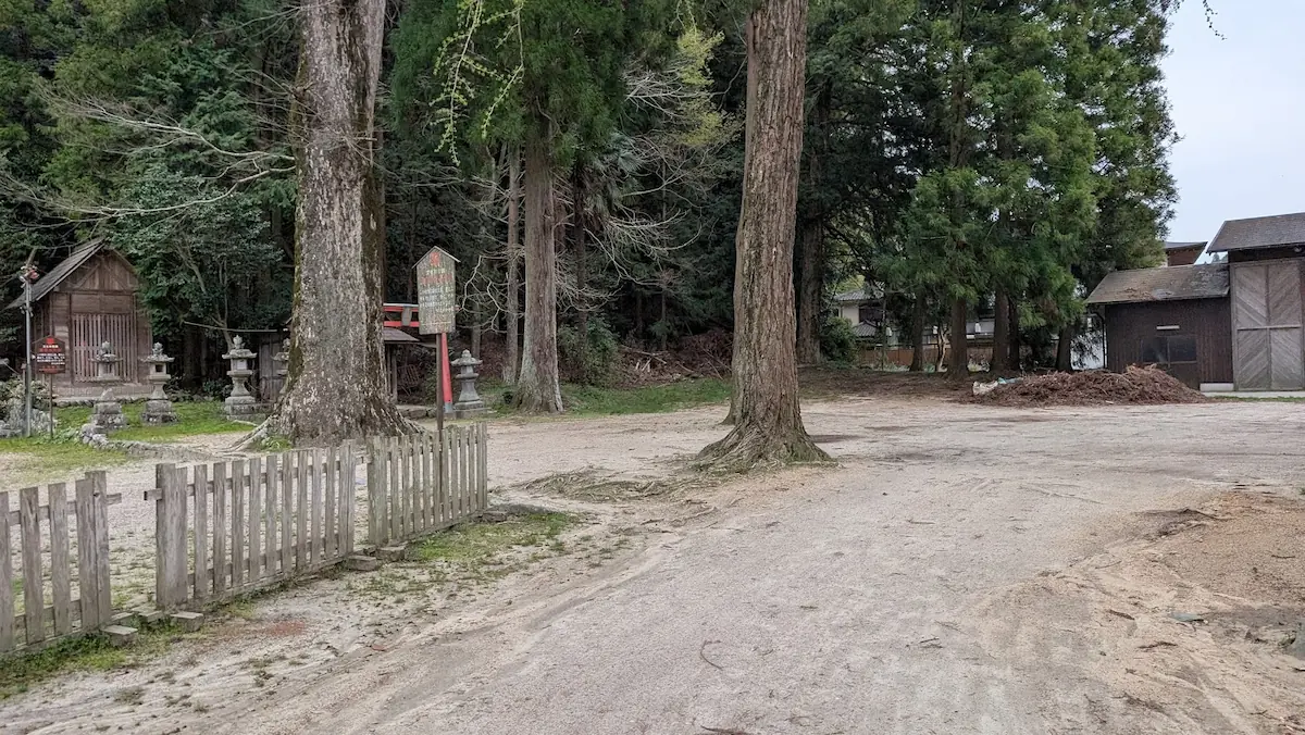 奈良県宇陀市、宇太水分神社の参拝者専用駐車場。砂利敷きの未舗装で、約10台ほどの駐車スペースがある広場の様子。
