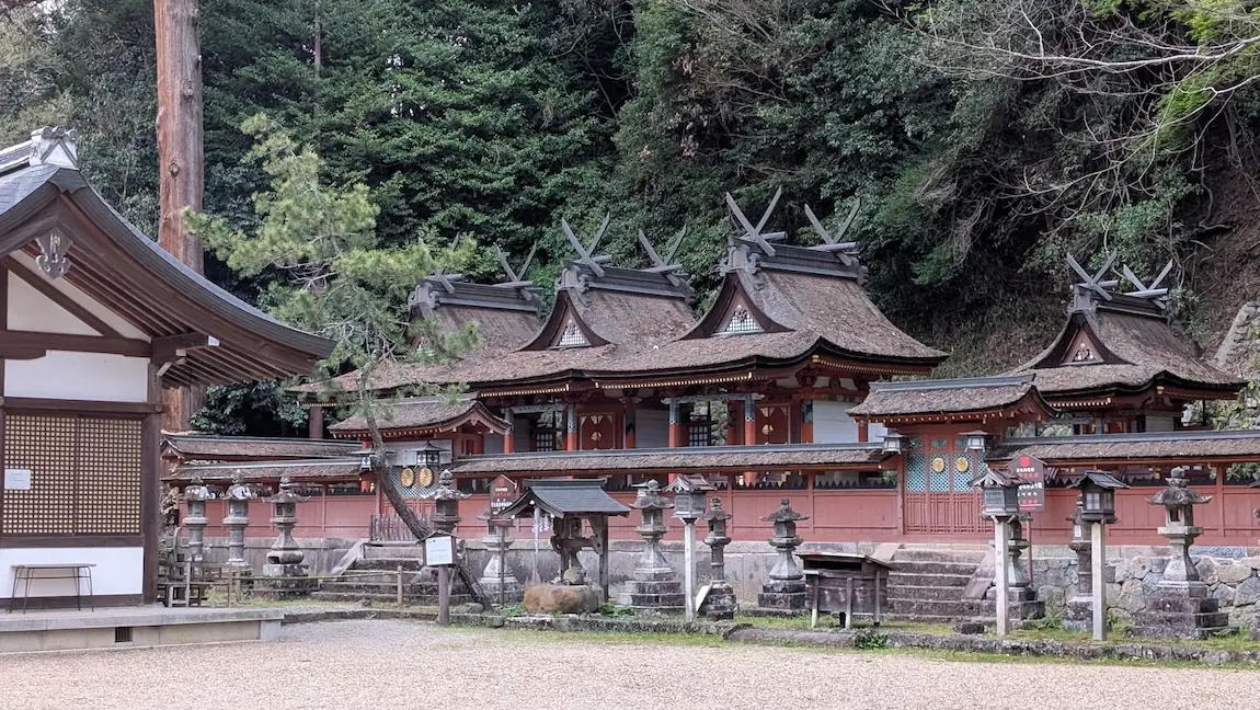 奈良県宇陀市の宇太水分神社にある国宝の本殿。鎌倉時代建立の三棟の春日造が並び、朱塗りの社殿と茅葺屋根が特徴的な風景。