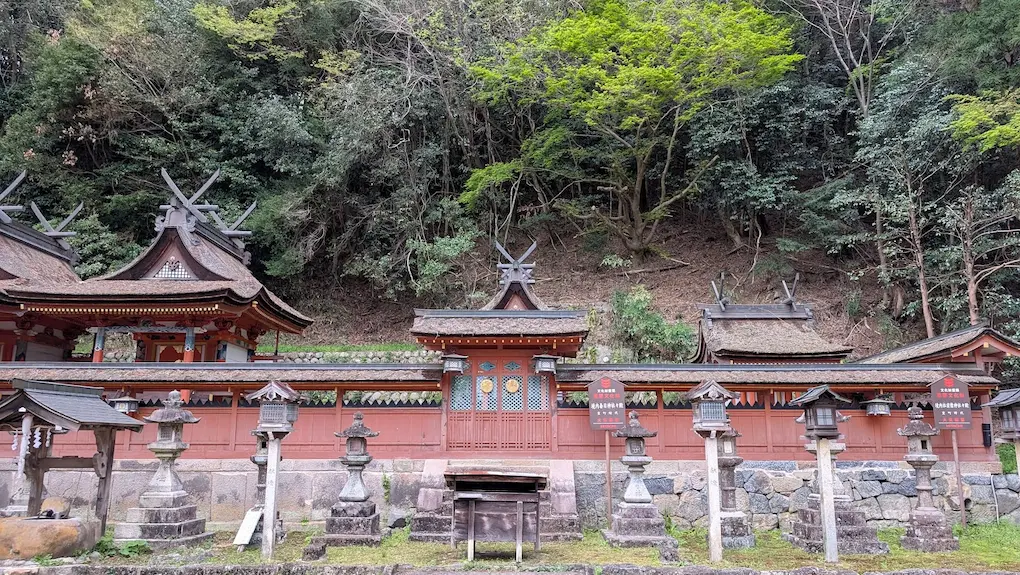 奈良県宇陀市、宇太水分神社の本殿右側に並ぶ末社の春日神社と宗像神社。室町時代建立の重要文化財で、美しい茅葺屋根と朱塗りの社殿が特徴。