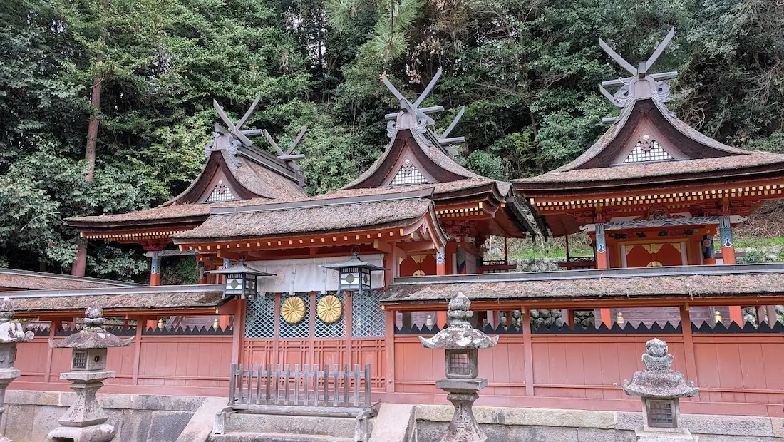 奈良県宇陀市、宇太水分神社の国宝本殿のアップ写真。朱塗りの柱や梁、精巧な組み物、そして鎌倉時代の面影を残す美しい装飾の細部。