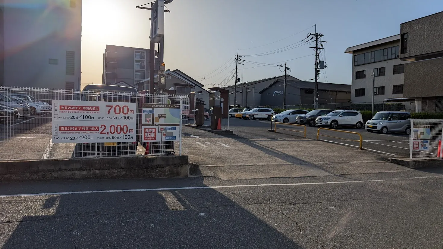 ならまちエリアにある「ならまち若草モータープール」の広々とした場内と料金案内看板