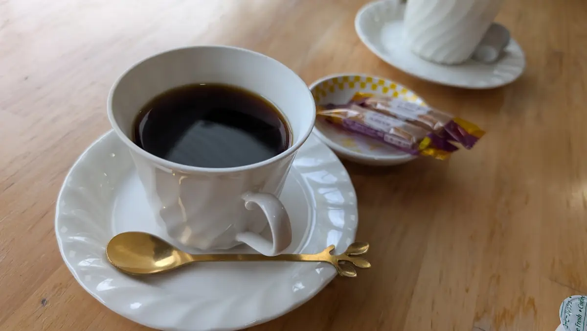 Open cafe 秀（しゅう）の店内で、食後に提供されたシンプルな白いカップに入ったホットコーヒー