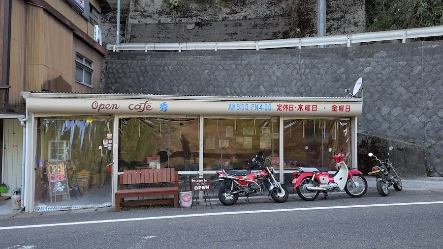 下北山村の道沿いにある「Open cafe 秀（しゅう）」の外観。お店の前にはバイクが並び、親しみやすい雰囲気の店構え
