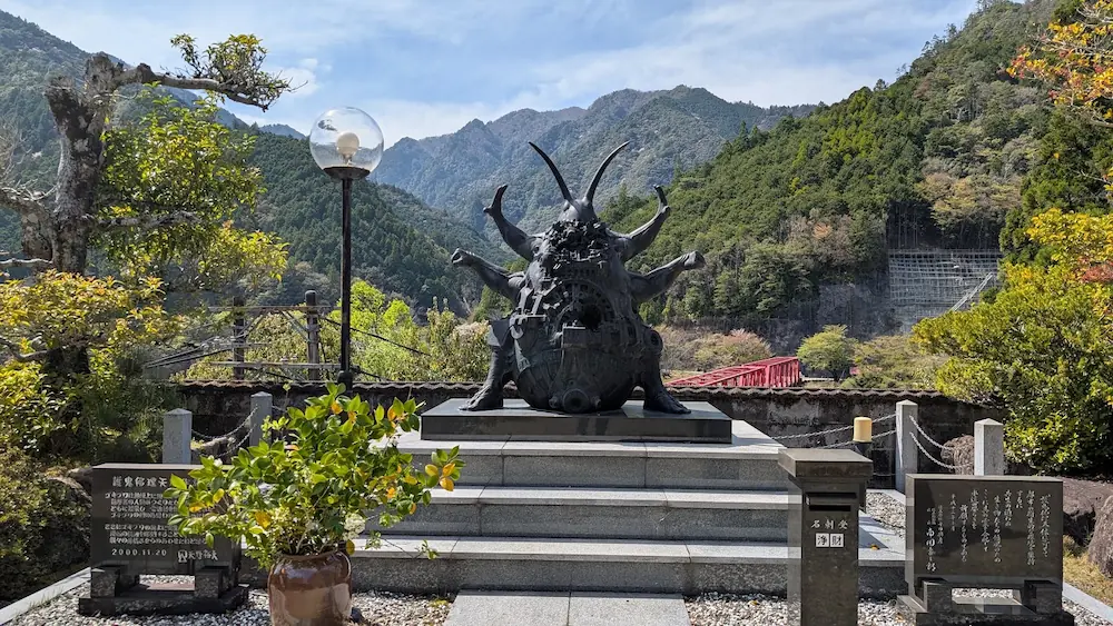 下北山村の林泉禅寺にある、ゴキブリの生命を供養するために建立された護鬼佛理天像