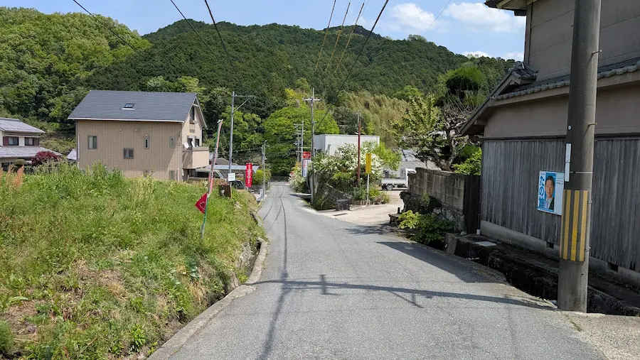 国道24号線から船宿寺方面へ曲がってすぐの、住宅の間を通るやや細いアスファルトの道