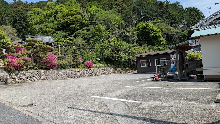 船宿寺の本堂のすぐ横に位置する、数台分の駐車スペースがある舗装の駐車場