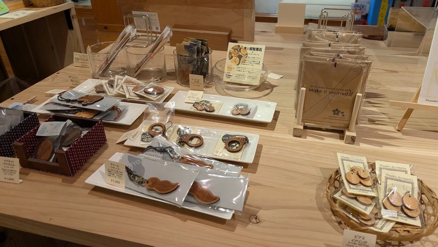 下北山村の地元の木工ハンドメイド商品が並ぶ売り場