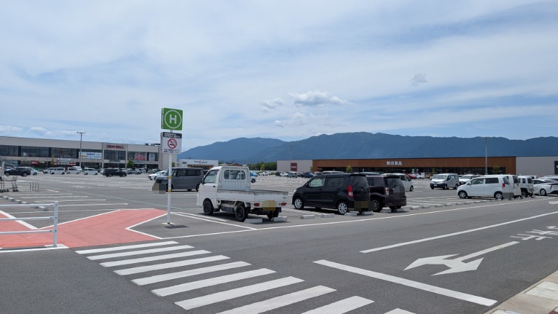 イオンモール橿原ウエストビレッジにあるH駐車場の風景。広々とした駐車スペースと遠くに山々が見える。