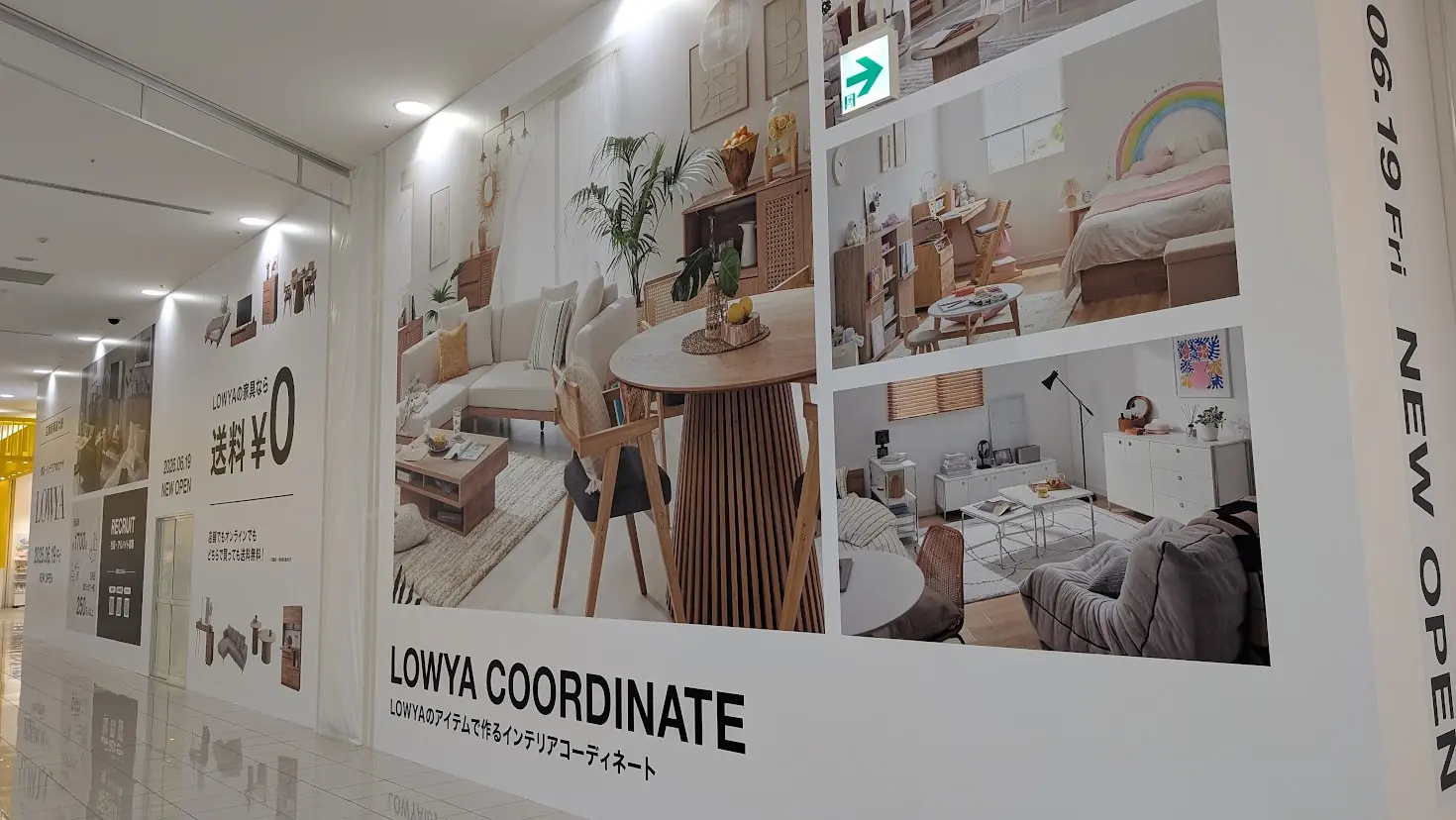 LOWYAイオンモール橿原店のオープン予定地に掲示されたインテリアコーディネートの写真。リビング、キッズルーム、一人暮らし風の部屋のイメージがデザインされている。