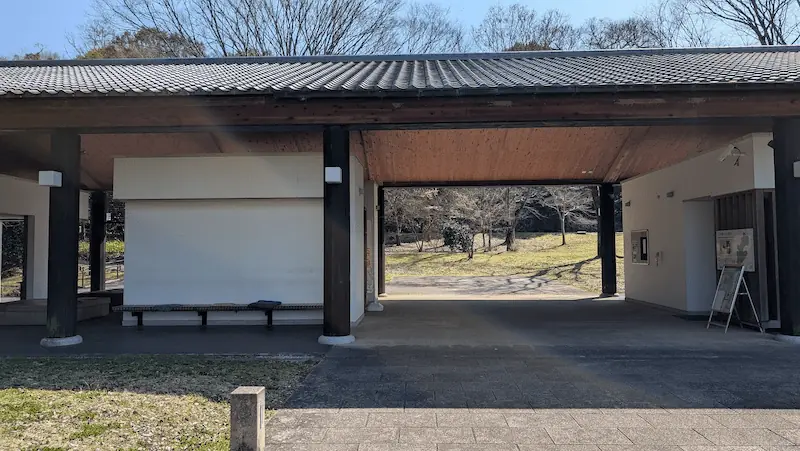 甘樫丘・川原駐車場の隣にある休憩施設。多目的トイレ、休憩スペース、そして甘樫丘の歴史や植物を紹介する簡素な展示コーナーが一体となっている。