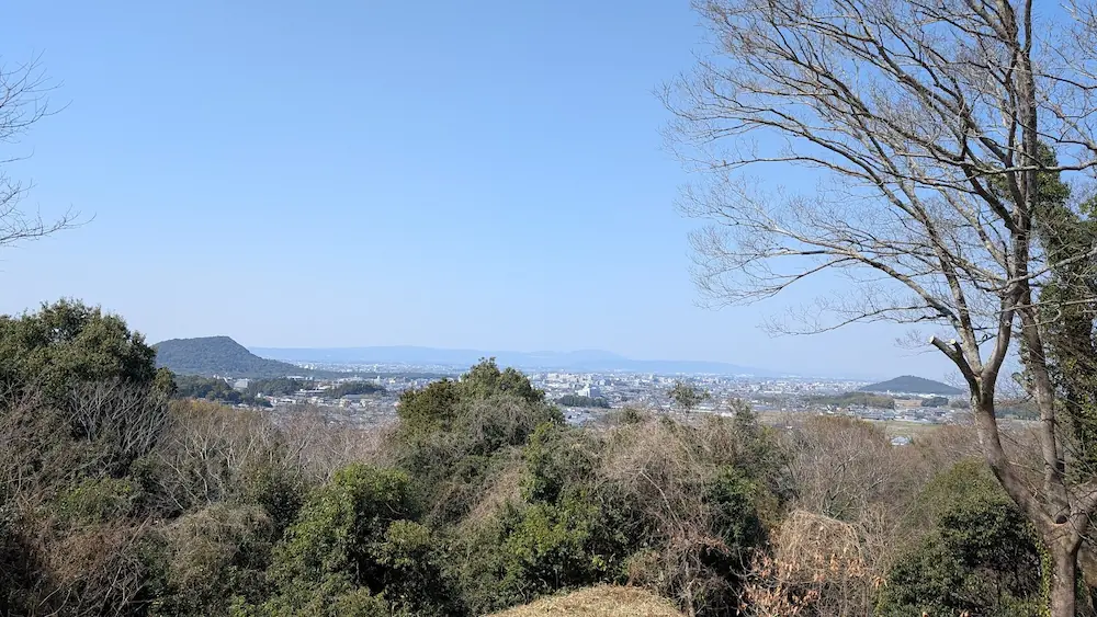 3月の川原展望台からの眺望。冬の名残がある木々と、遠くの大和三山まで見渡せるクリアな視界。