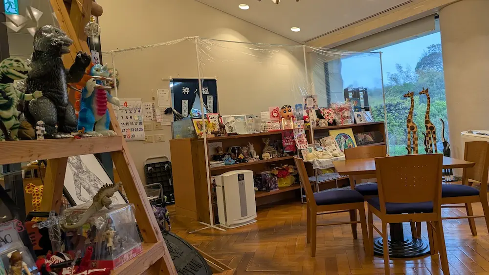 明日香カリオンの店内に並ぶ、ゴジラや特撮ヒーローなどの多彩なフィギュアとアットホームな座席風景