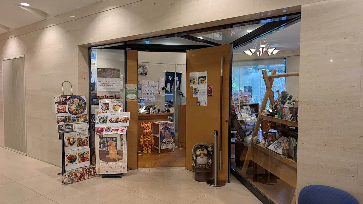 明日香カリオンの温かみのある店の入り口と、可愛らしいディスプレイ