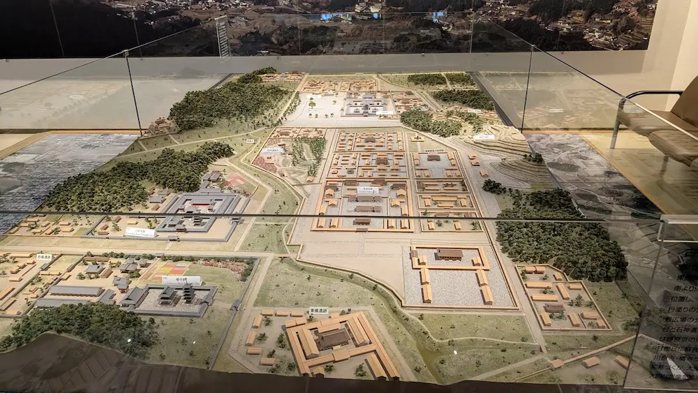 飛鳥資料館にある古代飛鳥中心部の1/500復元模型。飛鳥浄御原宮や飛鳥寺などの建物が精密に再現されており、ガラスケース越しに俯瞰できる。