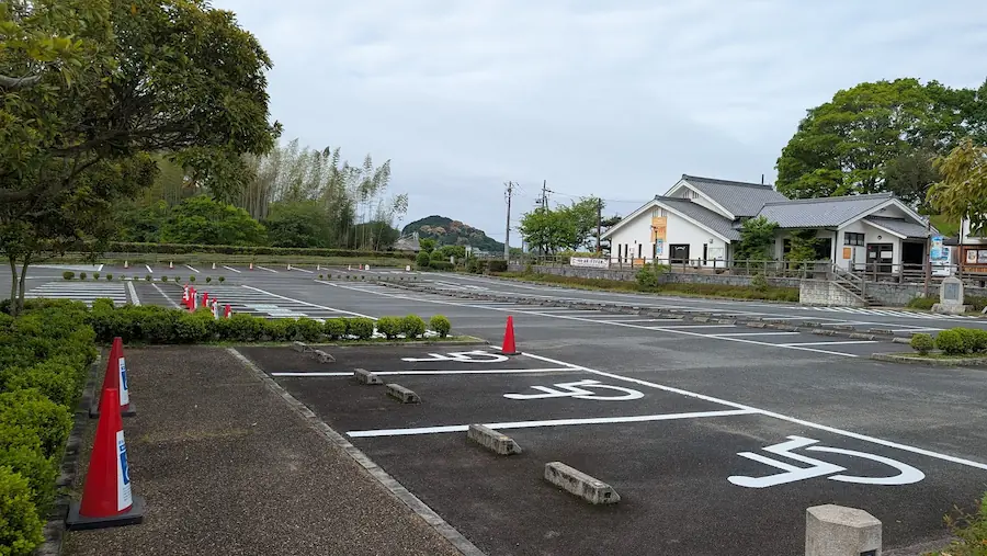 奈良県立万葉文化館の広々とした無料駐車場。手前には車椅子利用者用のスペースも完備。