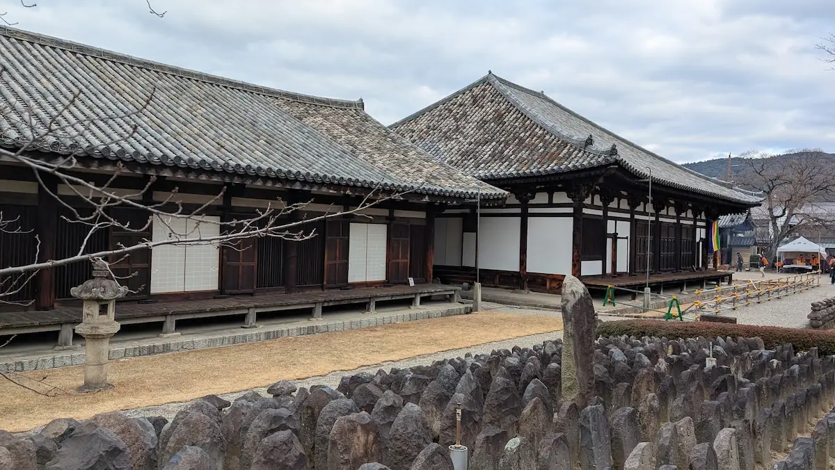 奈良市・元興寺の極楽堂と飛鳥瓦