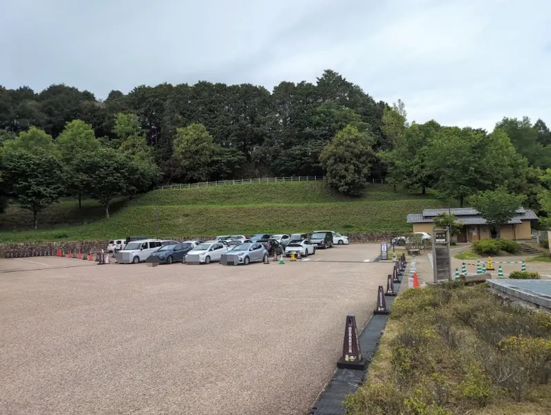 平日の11時に撮影したキトラ古墳第一駐車場の様子。多くの駐車スペースが埋まっており、混雑している。