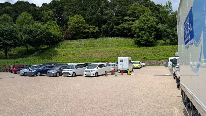 平日の午前中にもかかわらず多くの車で埋まったキトラ古墳第一駐車場の様子。