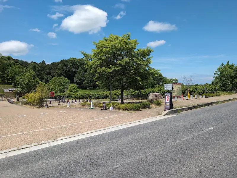 キトラ古墳第一駐車場の入り口。12時半の時点で「満車」の看板が掲示されており、車が入庫できない状態。