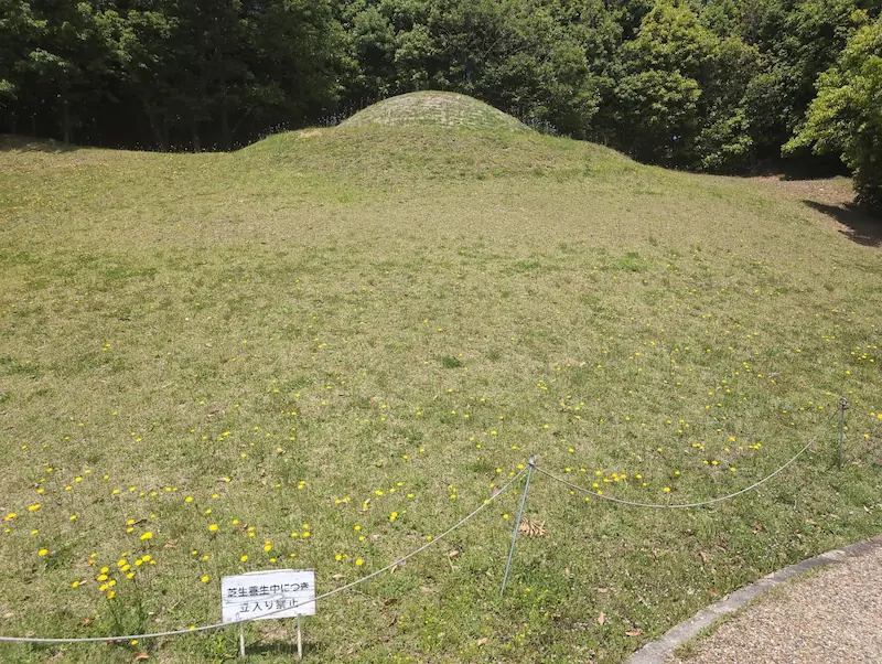 綺麗に整備されたキトラ古墳の全景。芝生には「養生中につき立入禁止」の看板とロープが設置されている。