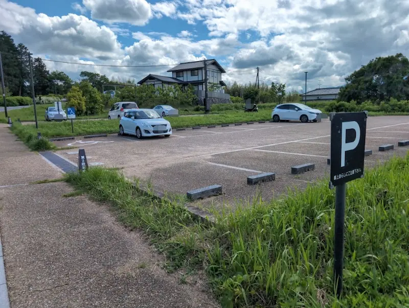 第一駐車場から少し離れた場所にあるキトラ古墳第二駐車場の様子。余裕があり、車が停めやすい広さである。