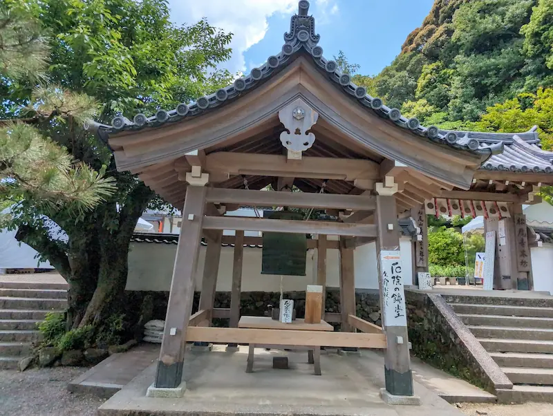 松尾寺境内の鐘楼。木造の風格ある建物で、厄除けの鐘として知られている。