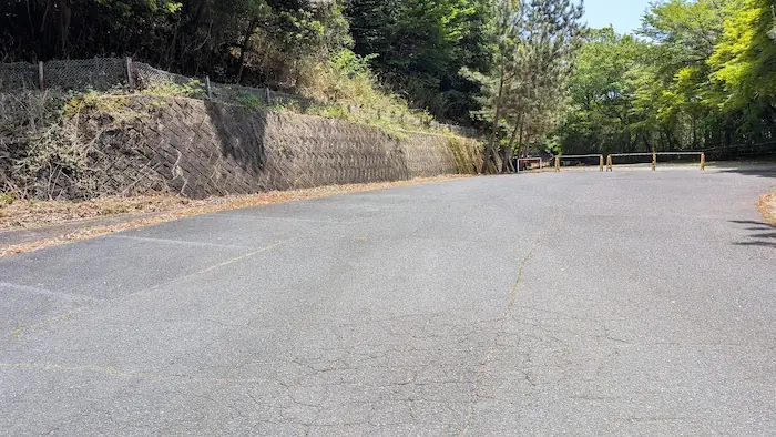 松尾寺の境内近くにある舗装された広い駐車場。平坦で停めやすく、参拝に便利な場所。