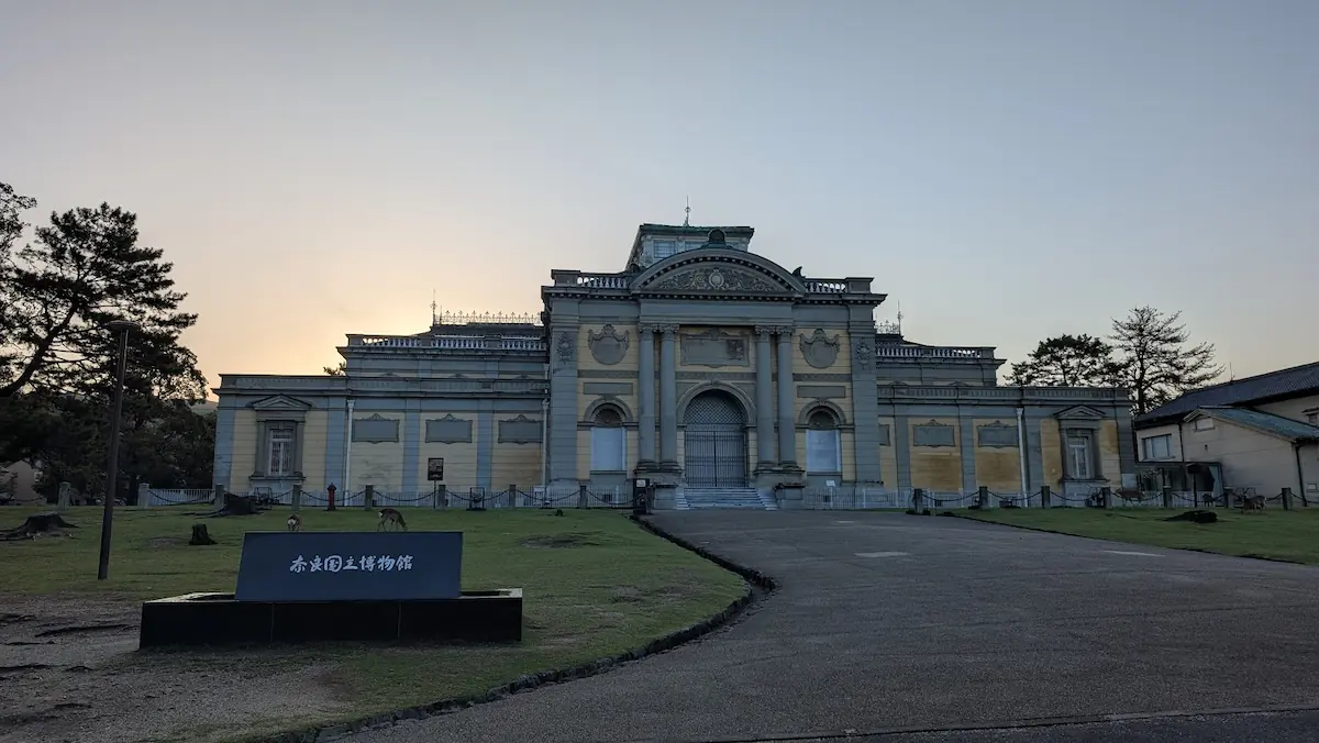 早朝の奈良国立博物館。明治時代に建てられた洋風建築の「なら仏像館」が、人影のない静かな広場に佇んでいる風景