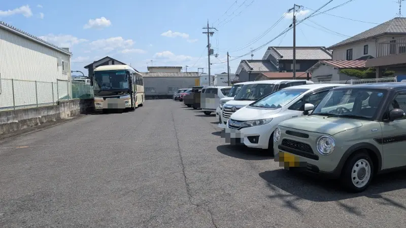 午後14時ごろのお房観音の第2駐車場。満開のバラまつりシーズンで満車となっており、左奥には大型の観光バスも駐車している混雑した様子。