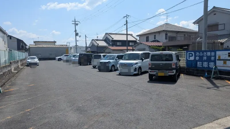 お房観音の幹線道路沿いにある広めの無料駐車場(第2駐車場)。地面は綺麗に舗装され、白線で約20台分の駐車スペースが区切られている。大型車も駐車可能で、初心者でも停めやすい開放的な様子。