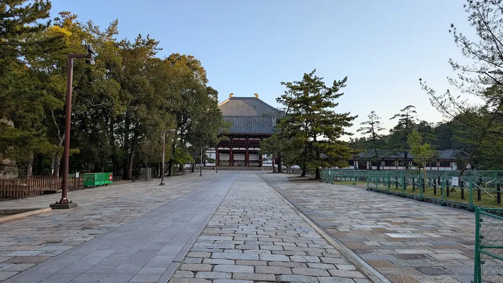 東大寺の南大門から中門へと真っ直ぐ続く、人影のない石畳の参道。正面には大仏殿を囲む回廊の中門が見える
