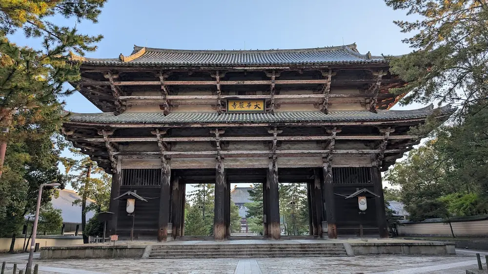 奈良市の東大寺南大門。早朝のため観光客が全くおらず、巨大な木造の門が静かに佇んでいる正面写真