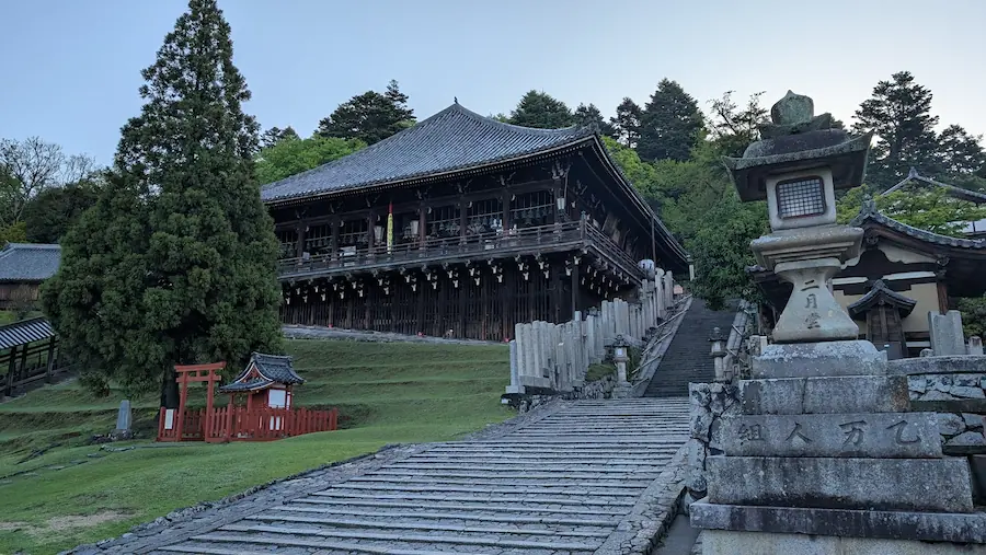 東大寺二月堂の全景。早朝のため参拝客が一人もおらず、手前の石段から舞台造りの本堂までが静寂に包まれている風景