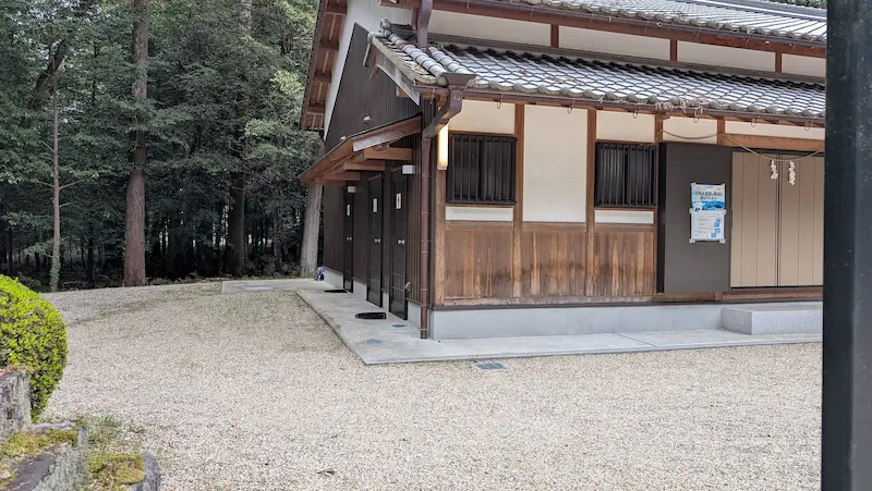 都祁水分神社の境内にあるトイレの建物。木造の和風建築で、新しく清潔感があり、バリアフリーにも配慮されている様子
