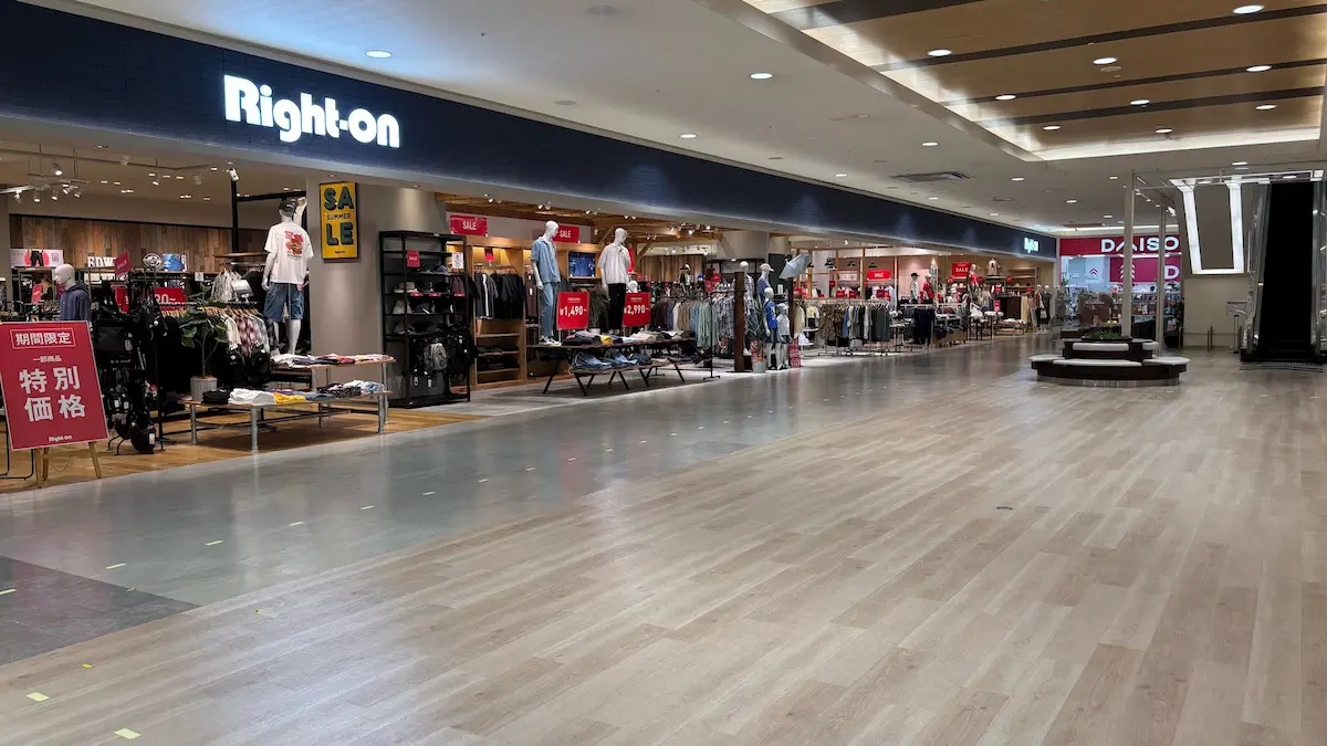 イオンモール橿原3階の「ライトオン」店舗前。広々とした通路と、その先のダイソー店舗が見える様子