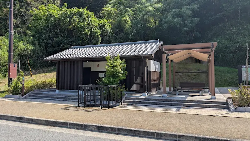 明日香村稲渕棚田エリアに設置された、瓦屋根の和風で清潔な公衆トイレと休憩用のベンチ