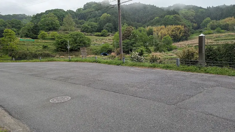 稲渕棚田の入口付近にある、数台のみ駐車可能なポケットパーク型の駐車スペース