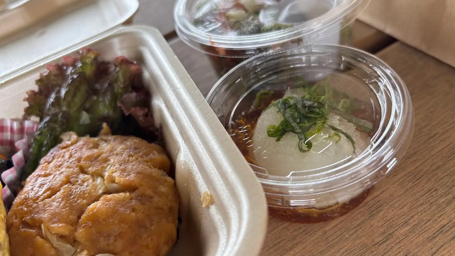 大仏カフェの「大仏御膳」。メインのハンバーグと、大根おろしと大葉が添えられたさっぱりとしたソースのアップ写真