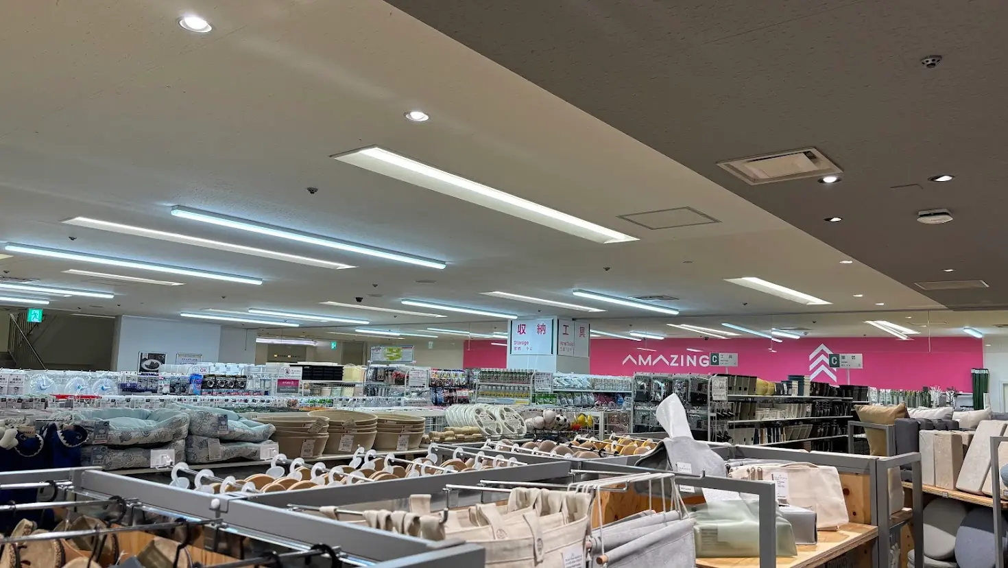 近鉄百貨店橿原店に同時オープンしたダイソーの店内。収納用品や園芸用品などが豊富に陳列された明るい売り場の様子