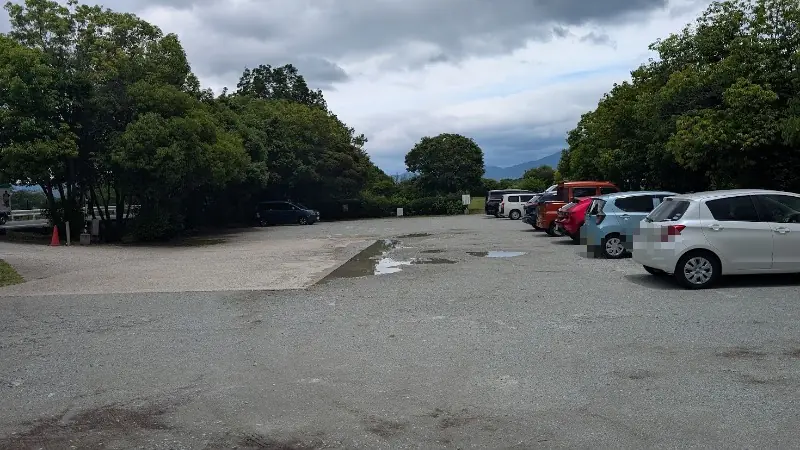 藤原宮跡の臨時駐車場。砂利敷きの広いスペースに車が点在して停められている様子