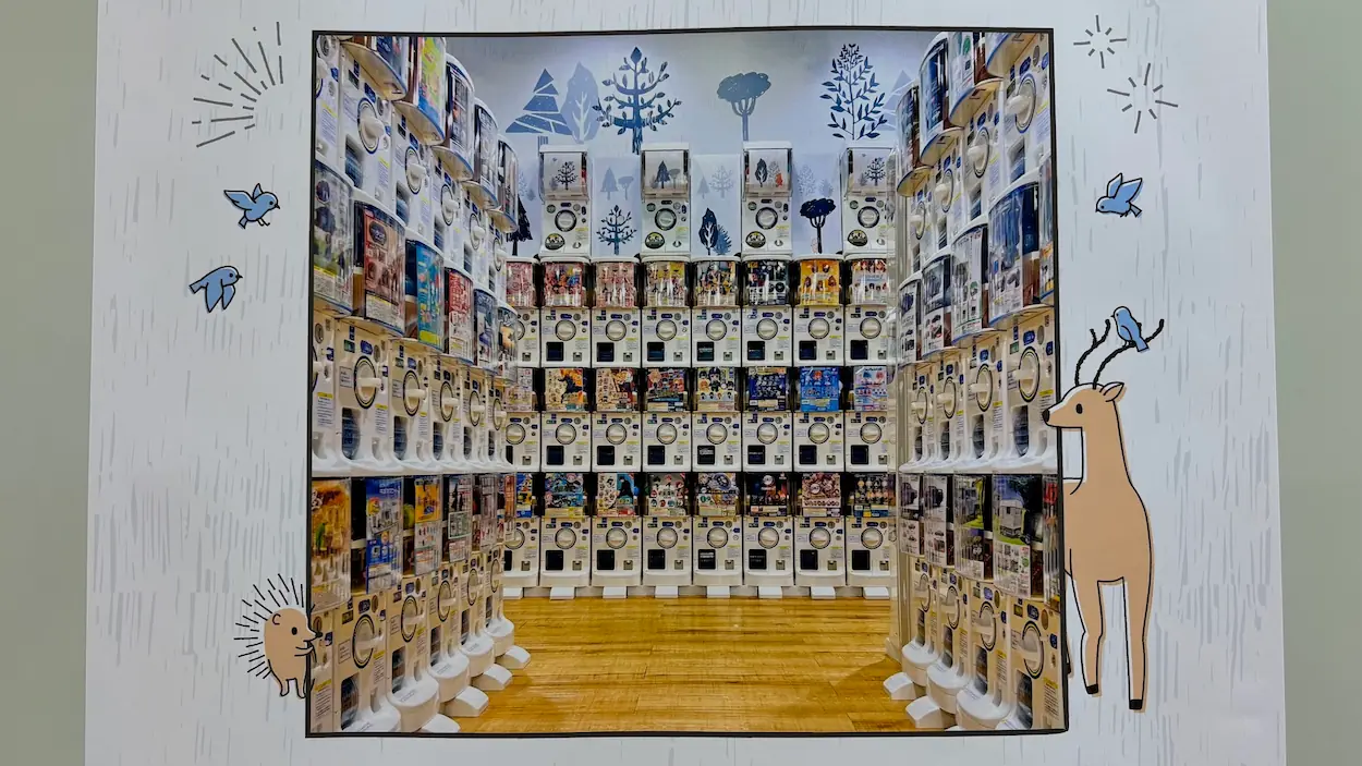 橿原近鉄百貨店の「ガチャガチャの森」ポスター。多数のガチャマシンが並ぶ店内の様子が写されている