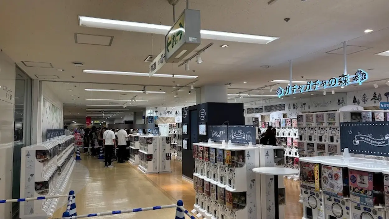 近鉄百貨店橿原店に初オープンした「ガチャガチャの森」。数多くのガチャ筐体が並び、店舗の奥には行列ができている様子