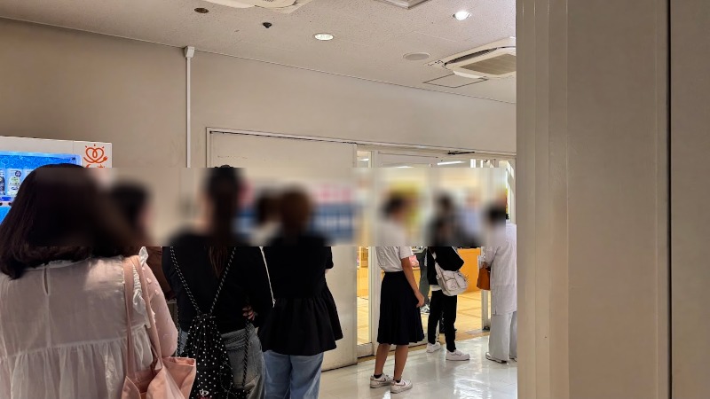 近鉄百貨店橿原店5階の入り口で、開店を待つ買い物客の列