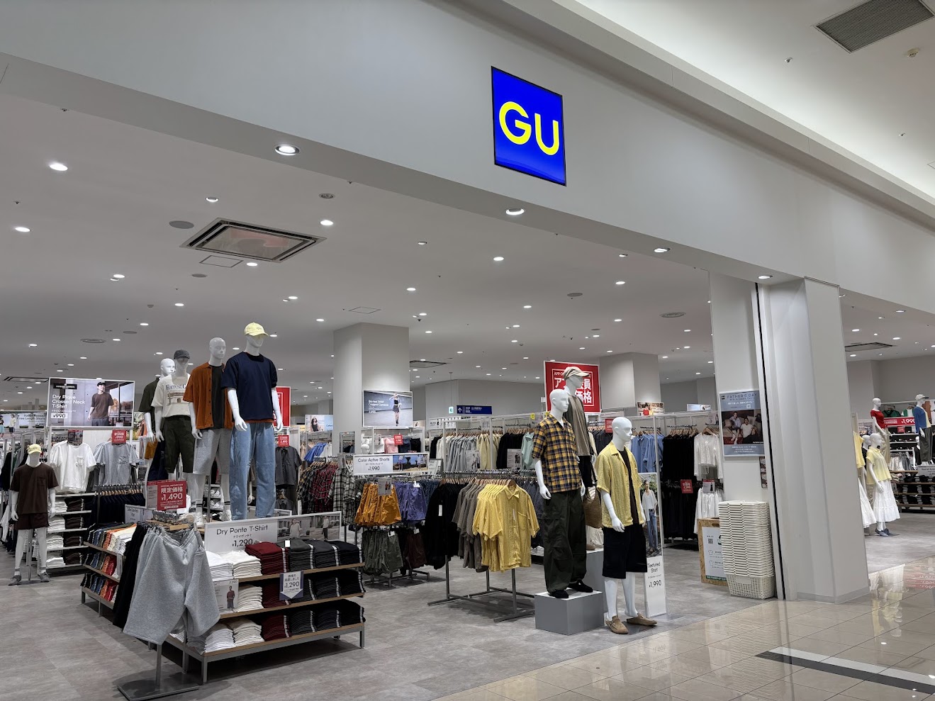 奈良県イオンモール橿原店内のGU店舗入り口、マネキンが並ぶ明るく広々とした売り場全景。